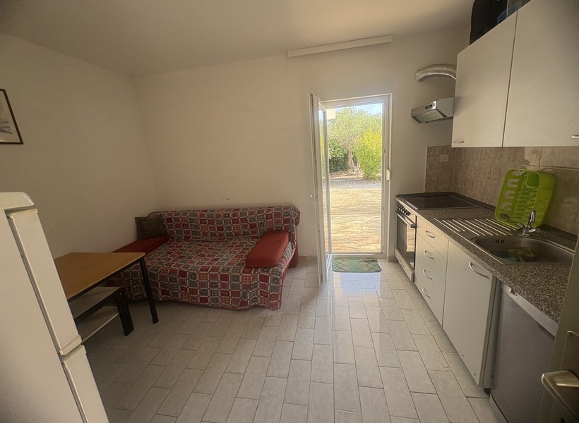 Konyha-nappali ülősarokkal és kijárattal