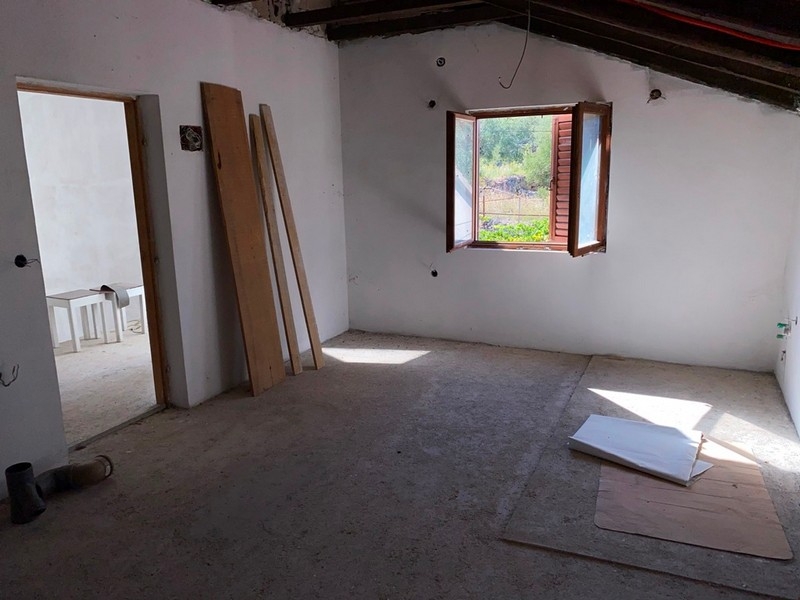 Felső emelet belső héja tetőgerendákkal