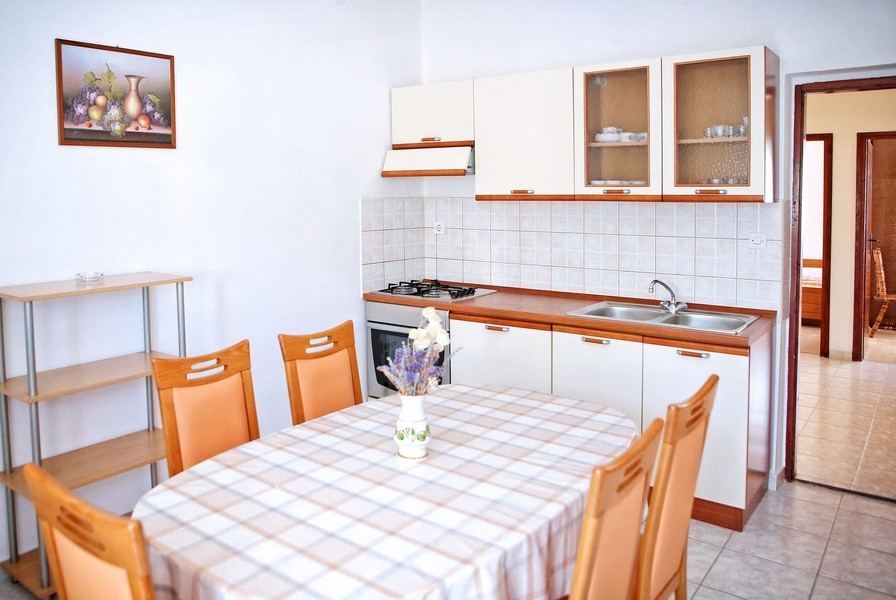 Konyha és étkezőasztal.