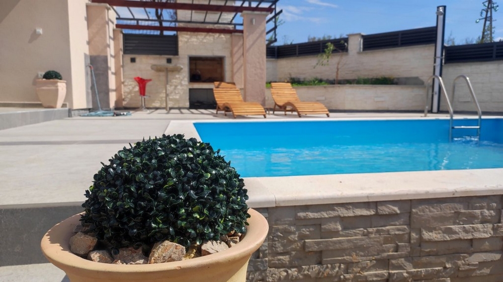 Medence terület és nyári konyha.