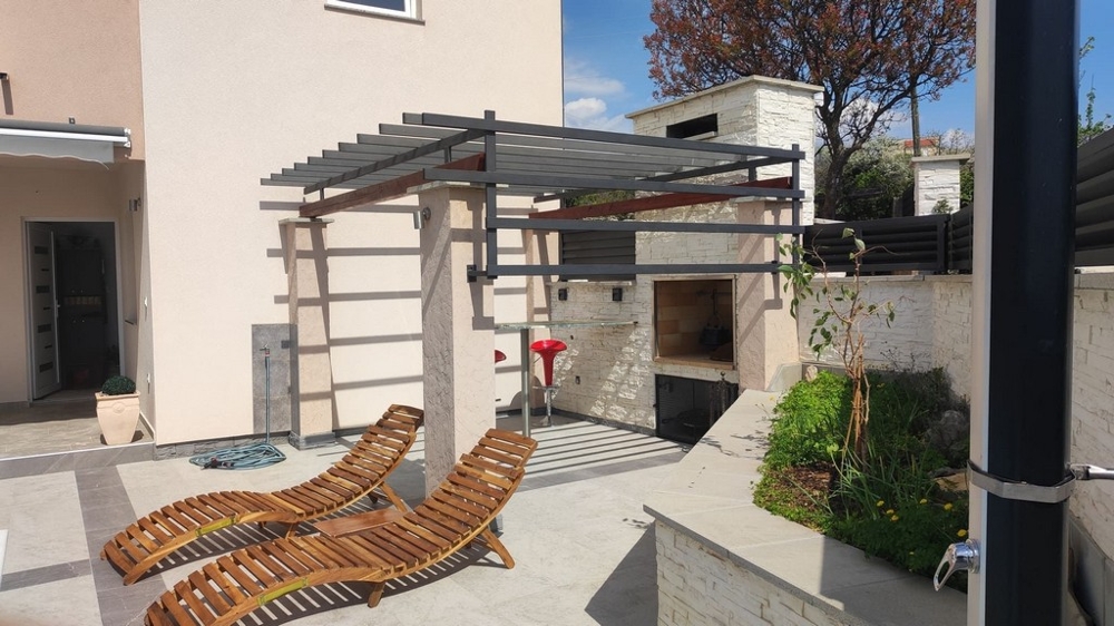 A H3791 ingatlan nyári konyhája grillezővel.