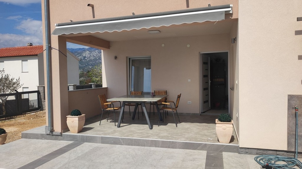 Fedett terasz a H3791 házhoz Zadar közelében, Horvátországban