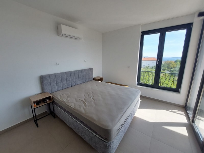 Hálószoba nagy ablakokkal és légkondicionálóval