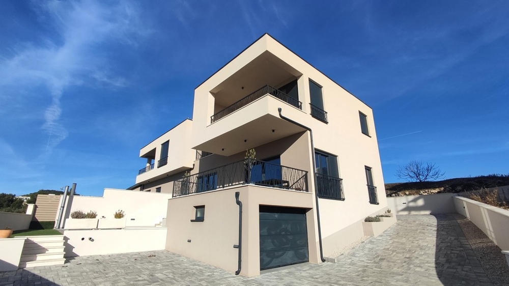 Modern ikerház garázzsal és teraszokkal