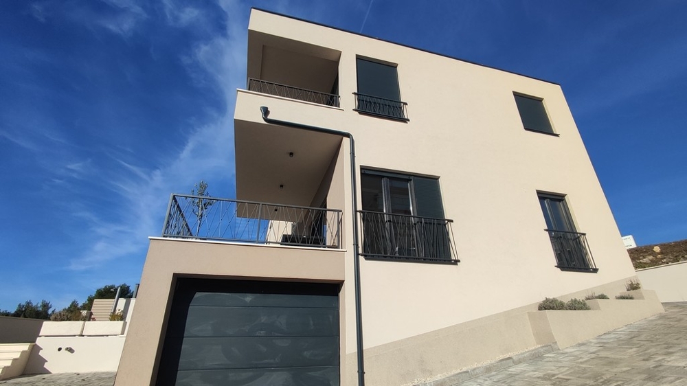 Modern, erkélyes házhomlokzat csendes helyen