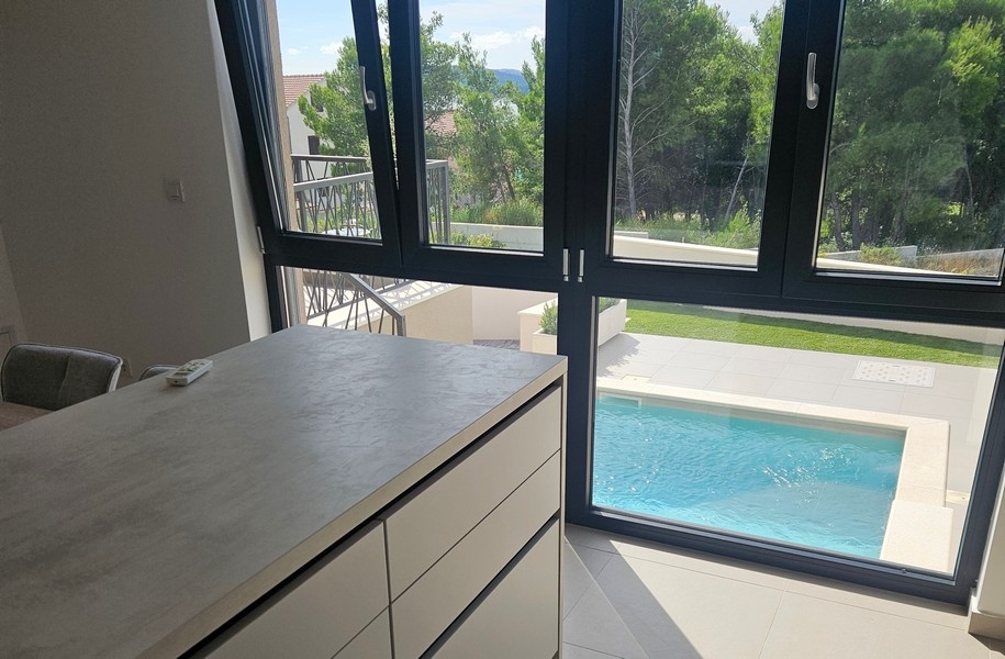 A konyha a medencére és a kertre néz