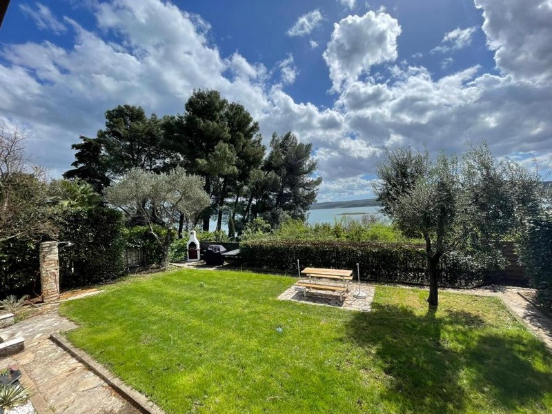 Házra néző előkerttel