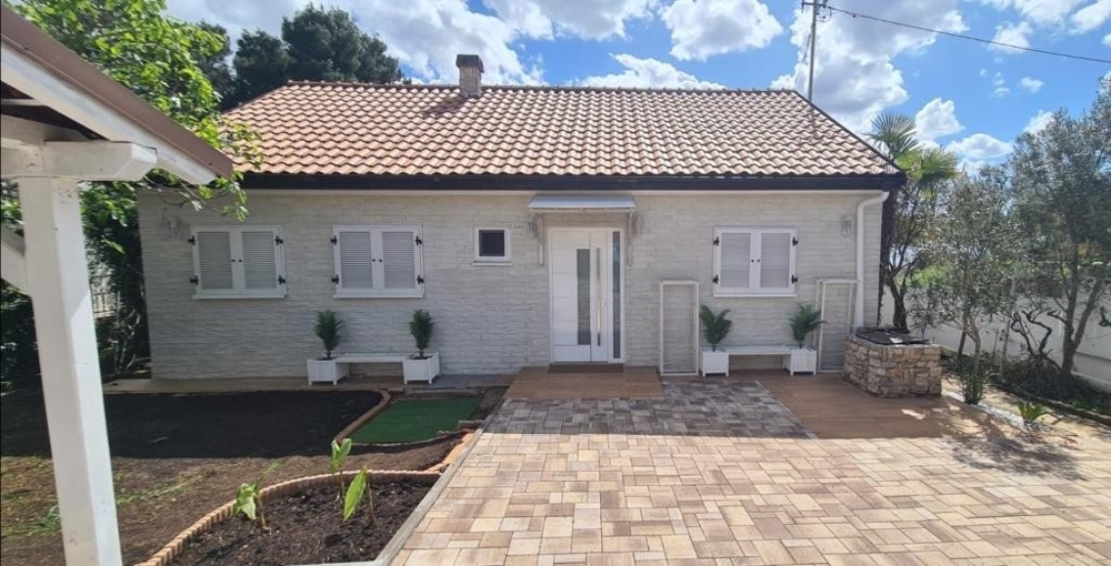 Nappali nyitott konyhával