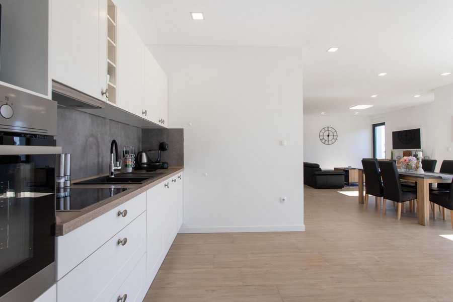 Tengerre néző villa H1720, amely eladó Kastelában, Horvátországban.