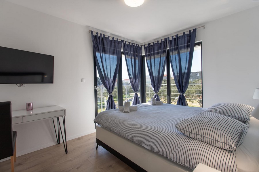 Nappali nagy üveg homlokzattal a H1720 ingatlanban, Kastela, Horvátország.