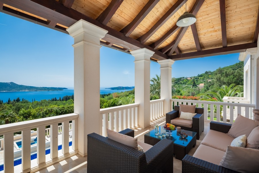 Fedett terasz ülősarokkal és tengerre néző kilátással