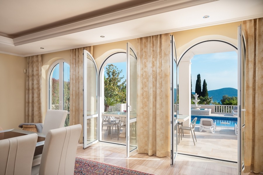 Nappali nagy ablakokkal és kilátással a medencére