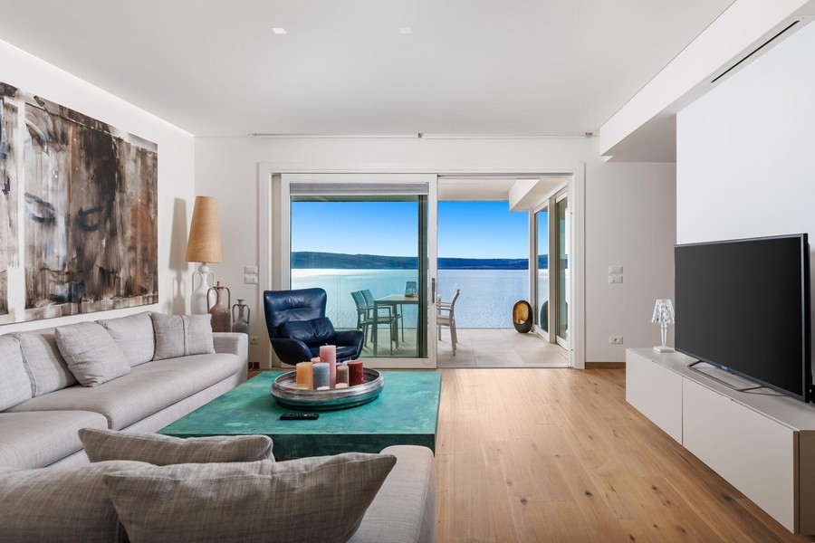 Nappali terasszal és tengerre néző kilátással