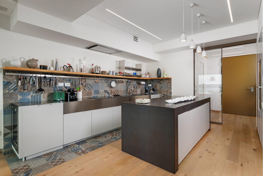 Modern konyha főzőszigettel