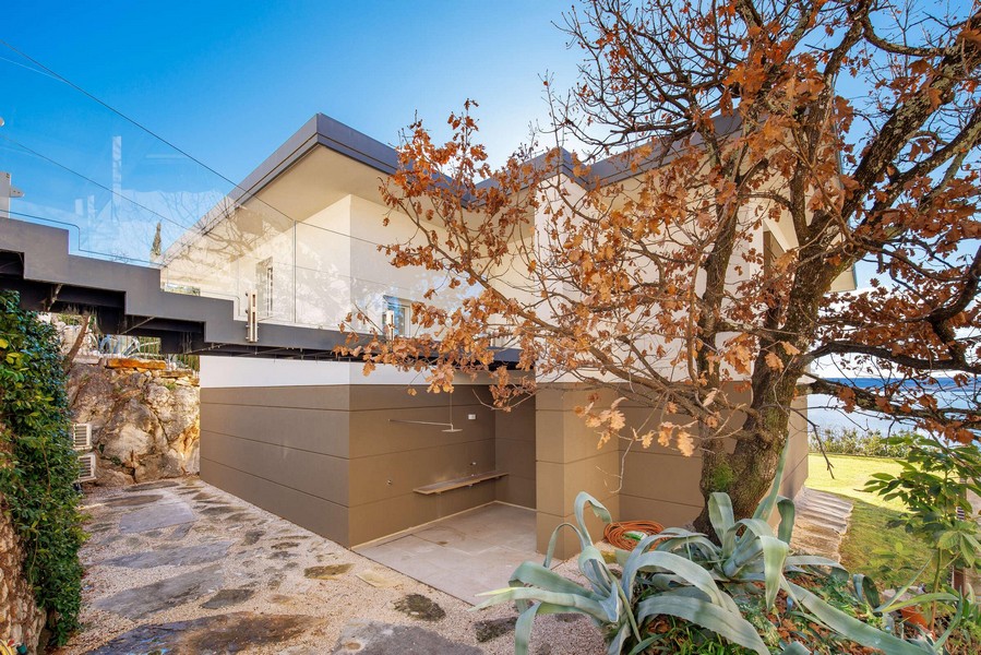 Egy domboldalon található modern villa bejárata