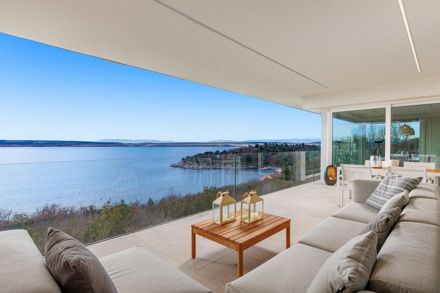 Fedett terasz tengerre néző kilátással