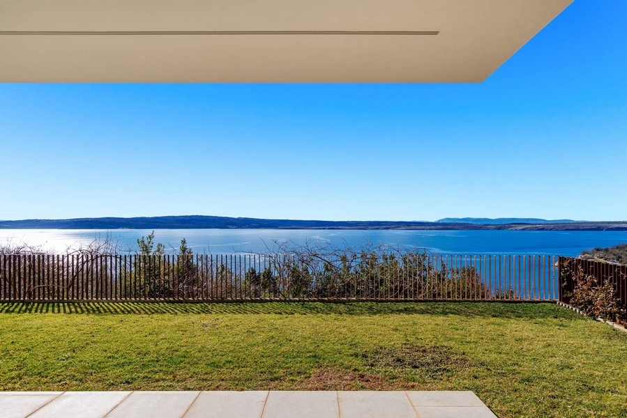 Kert zavartalan kilátással az Adriai-tengerre