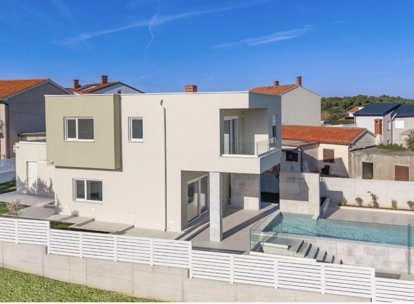 Modern villa medencével és terasszal Horvátországban