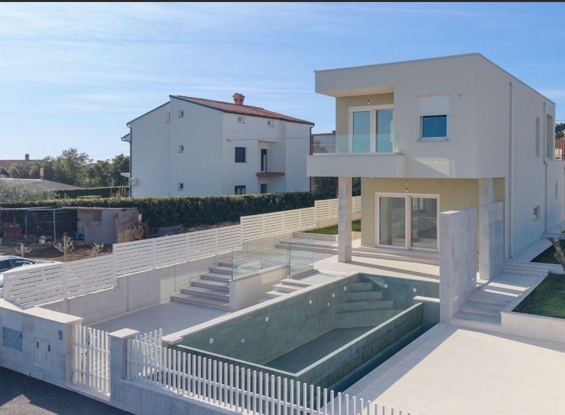 Új építésű ház medencével és erkéllyel, közel a tengerhez