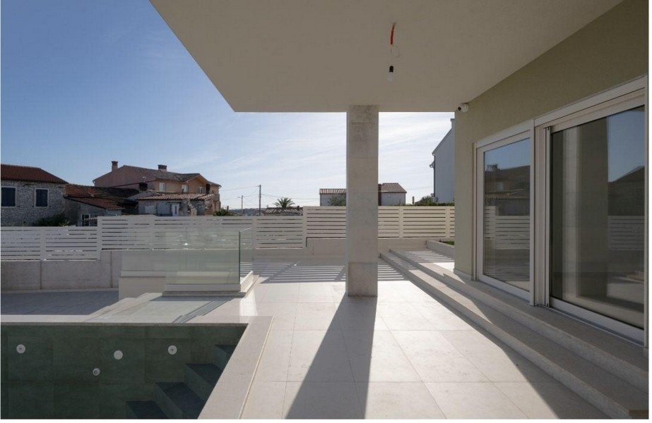 Terasz medencével és lépcsőkkel