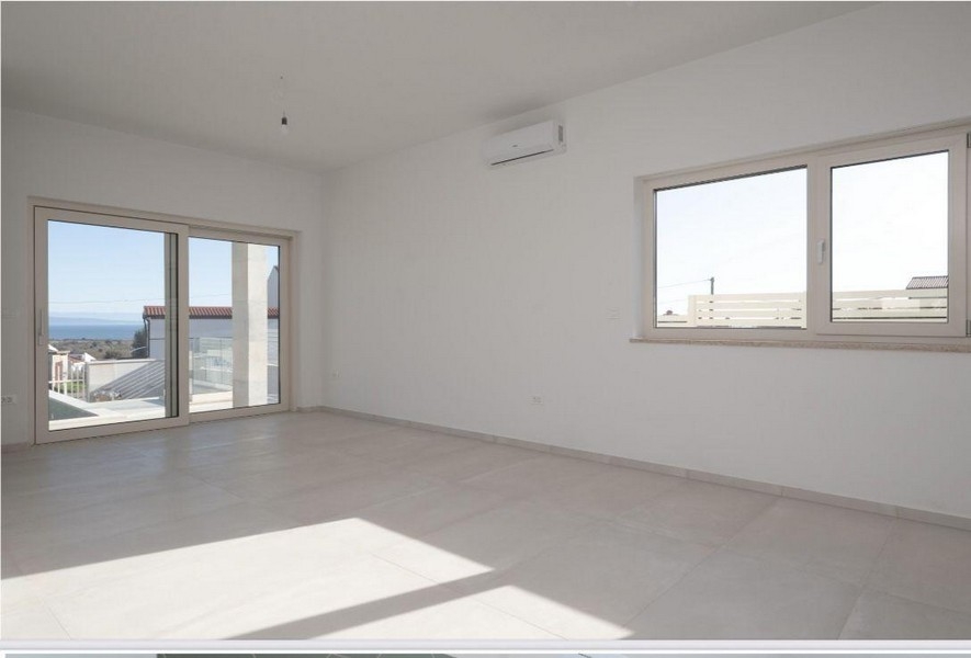 Világos nappali nagy ablakokkal