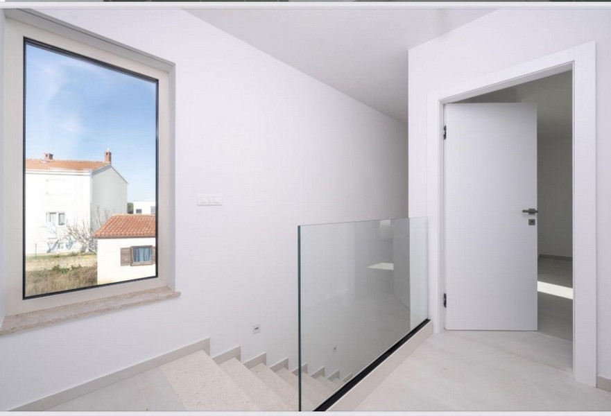 A felső szinten üvegkorlátos lépcsőház