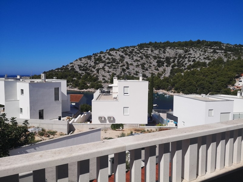 Kilátás a tengerre a H3805 ingatlanról Rogoznica közelében, Dalmáciában.