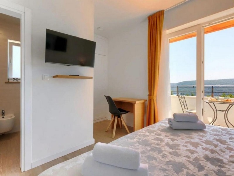 Hálószoba erkéllyel és kilátással a tengerre