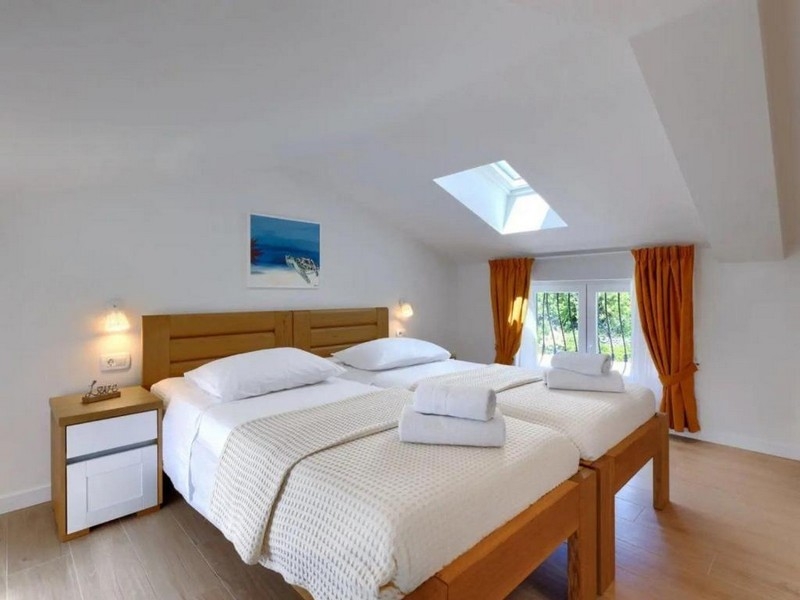 Tetőtéri hálószoba két egyszemélyes ággyal