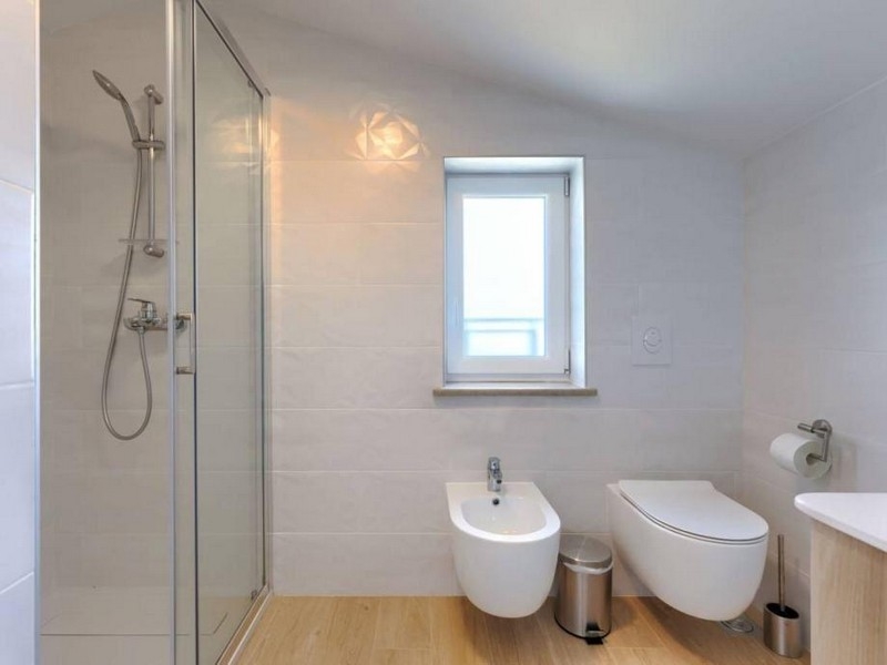 Modern fürdőszoba zuhanyzóval, WC-vel és bidével