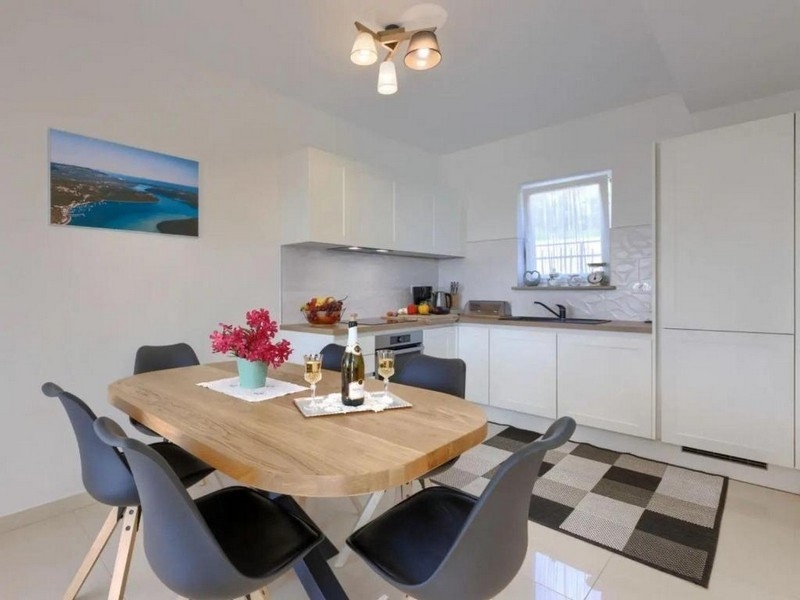 Étkező faasztallal és nyitott konyhával