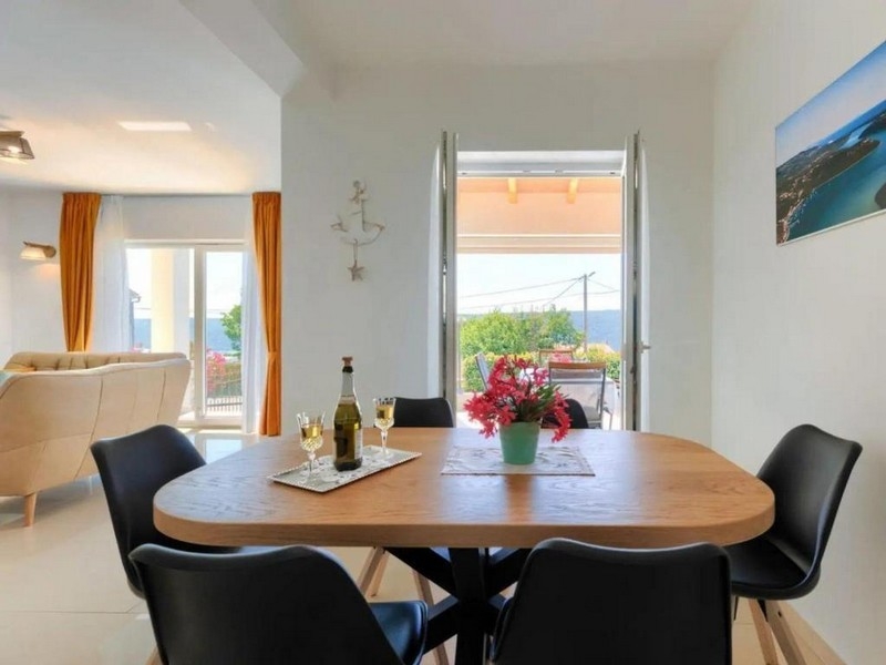 Étkező, kilátással a teraszra és a tengerre