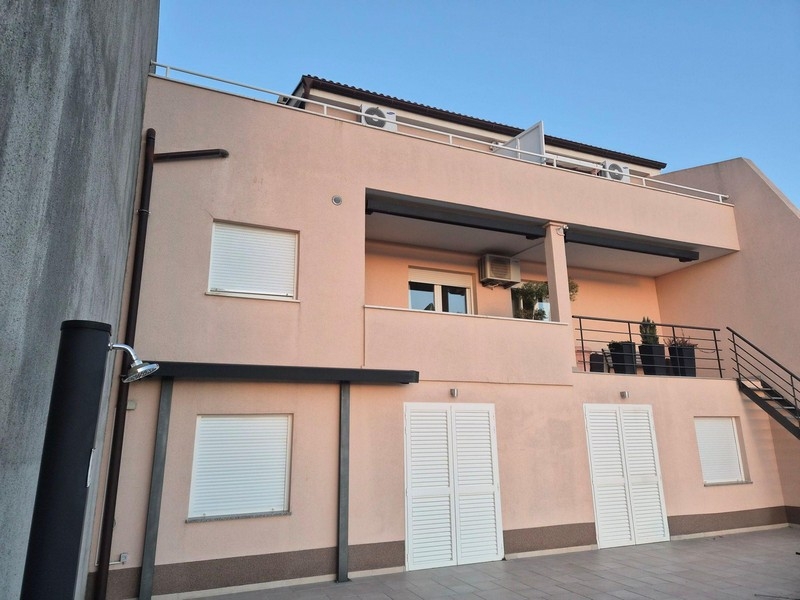 Négy lakásos apartmanház panorámás helyen Crikvenica