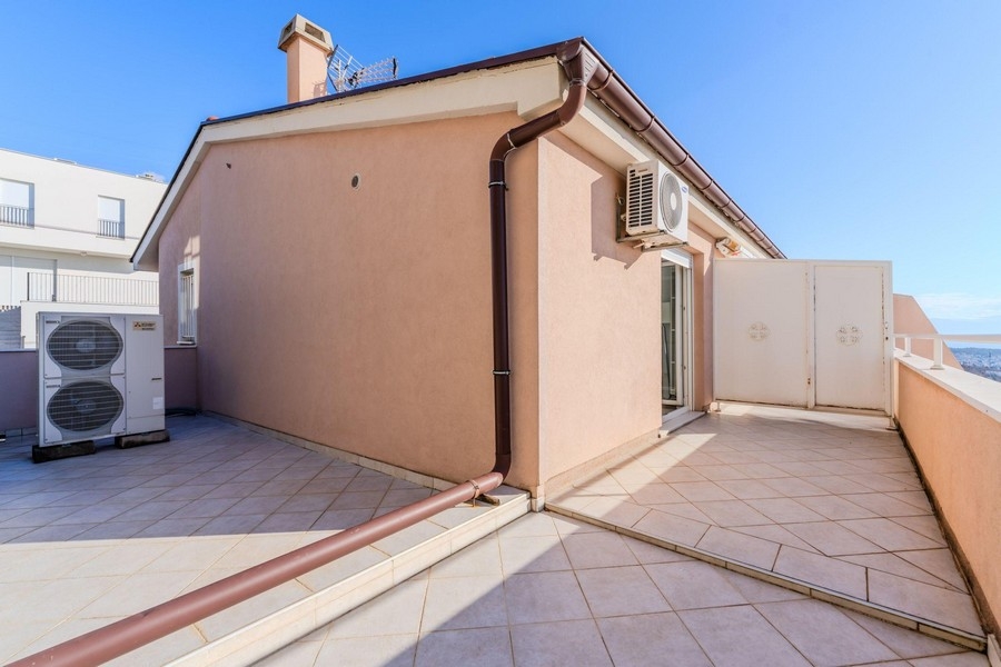 Tetőterasz tengerre néző kilátással a Crikvenica Kvarner-öbölben