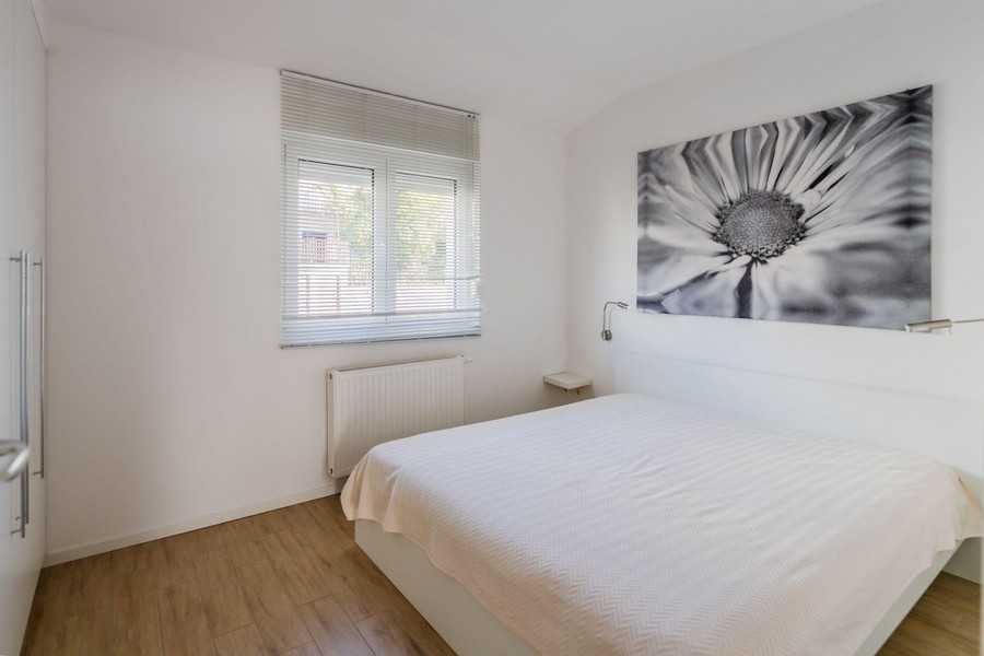 Hálószoba franciaággyal és nagy falfestménnyel