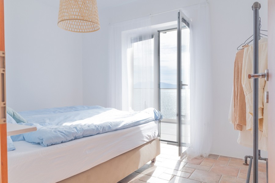 Világos hálószoba nyílt tengerre néző kilátással