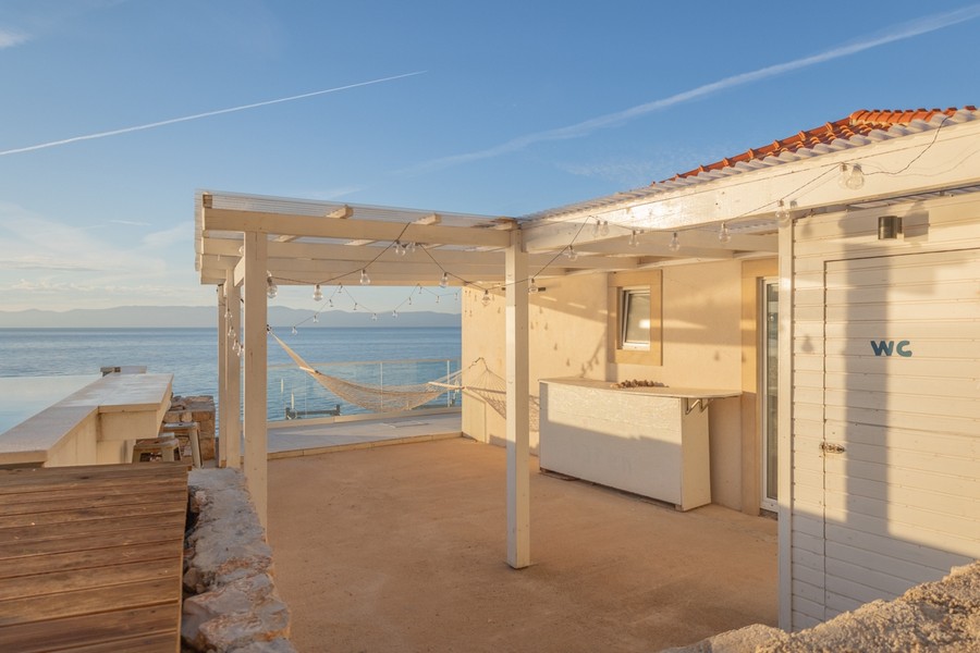 Fedett terasz szabadtéri bárral és kilátással a tengerre