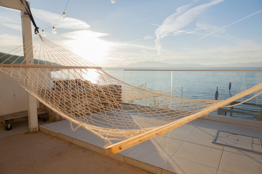 Függőágy a teraszon, közvetlenül a víz mellett