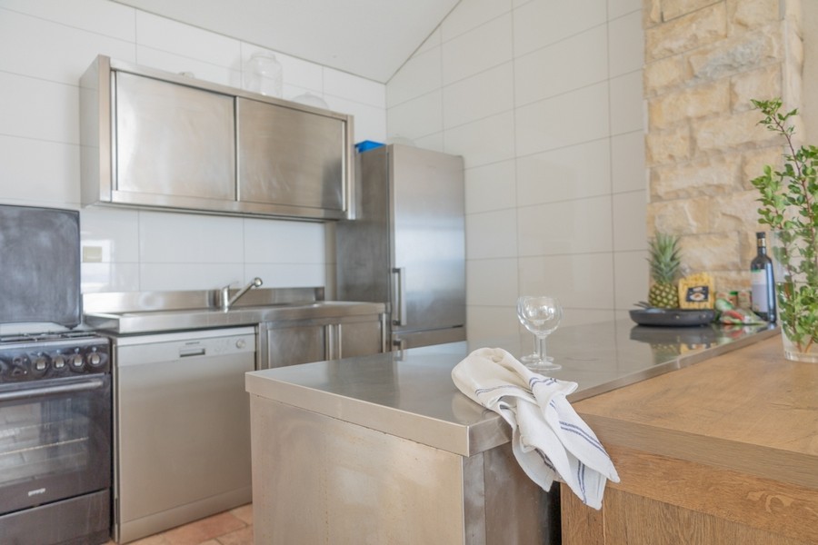 Modern konyha rozsdamentes acél elemekkel