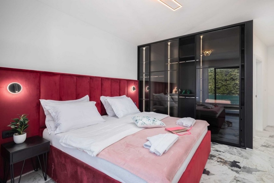 Hálószoba beépített szekrénnyel és kilátással a vízre