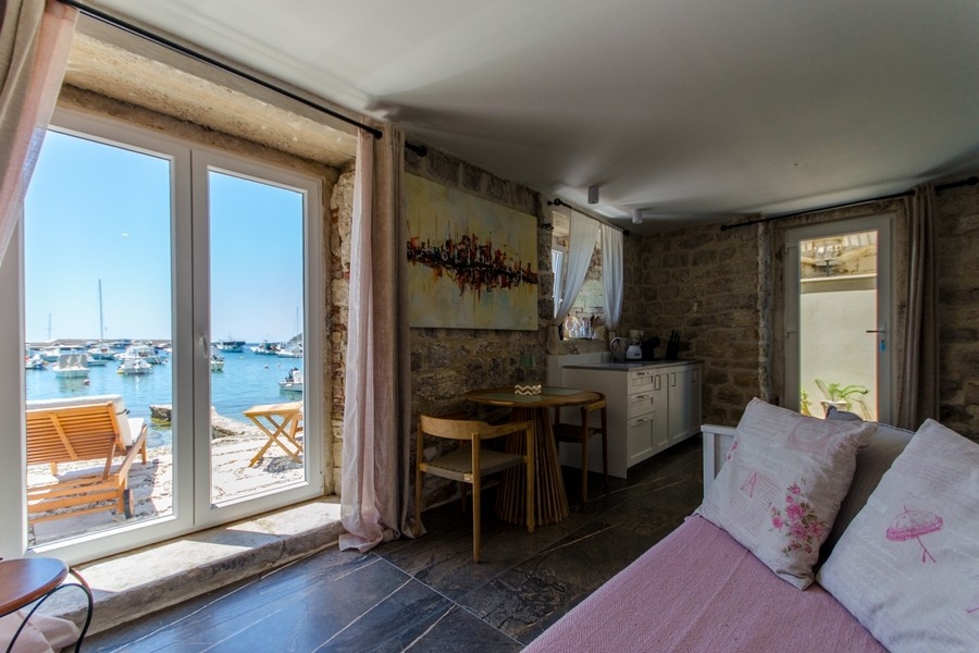 Nappali kilátással a kikötőre és a tengerre