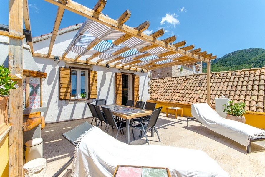 Tetőterasz pergolával és ülősarokkal