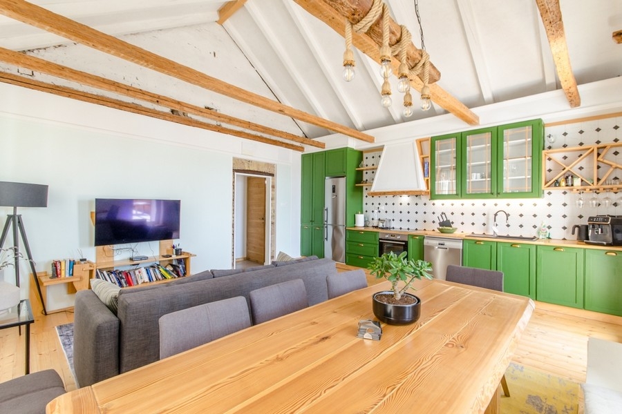 Nappali nyitott konyhával és fagerendás mennyezettel