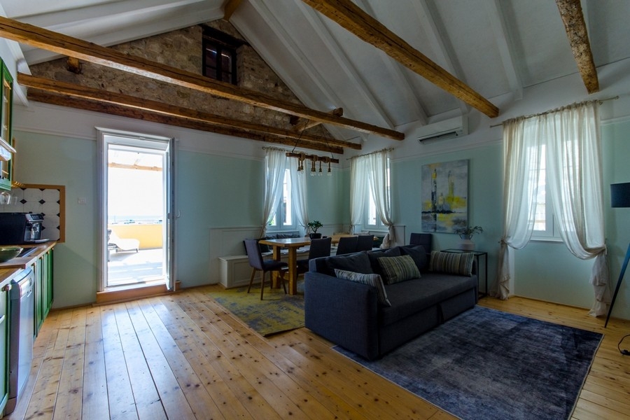 Világos nappali terasszal