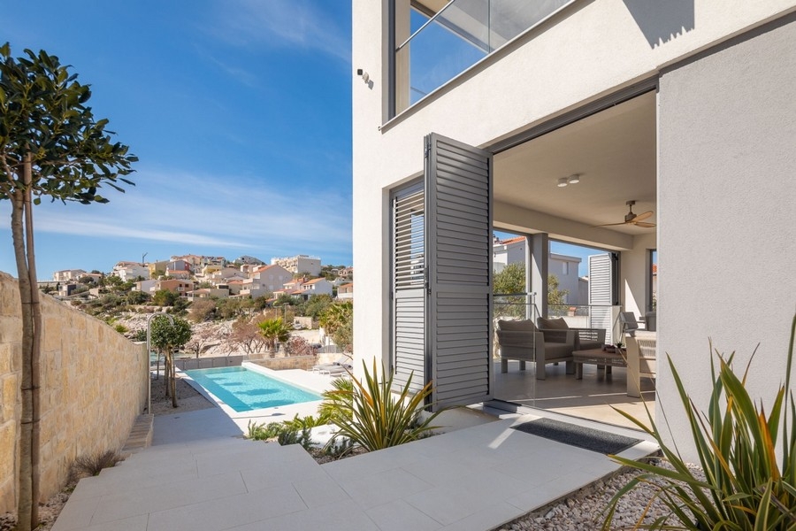 Kilátás a dalmáciai H3812 luxusingatlan teraszára.