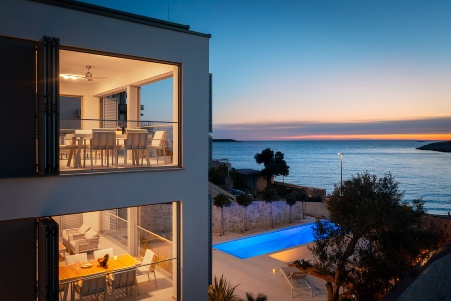 Tengerre néző villa naplemente medencével