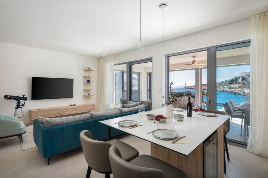 Nappali tengerre néző kilátással és kijárattal a teraszra