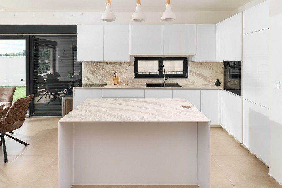 Világos konyha főzőszigettel és minőségi berendezéssel