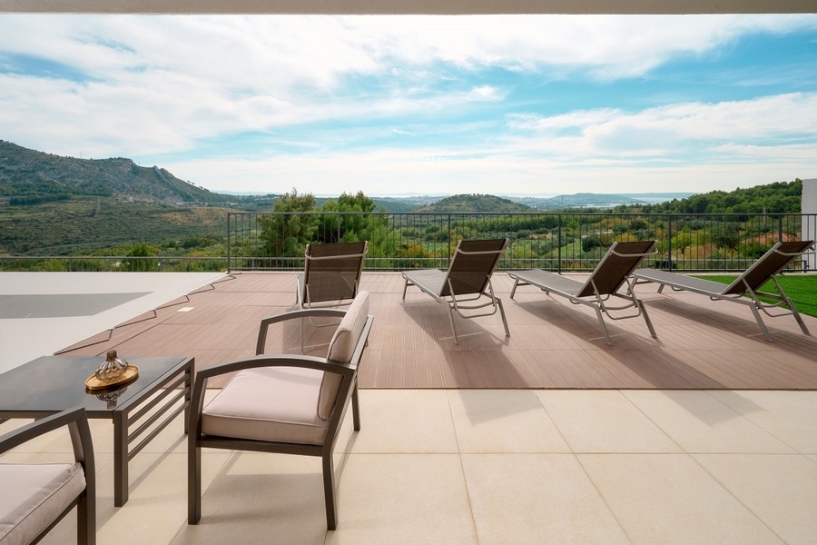 Kilátás a Villa H3813 teraszáról Horvátországban Split közelében - Panoráma cserkészet.