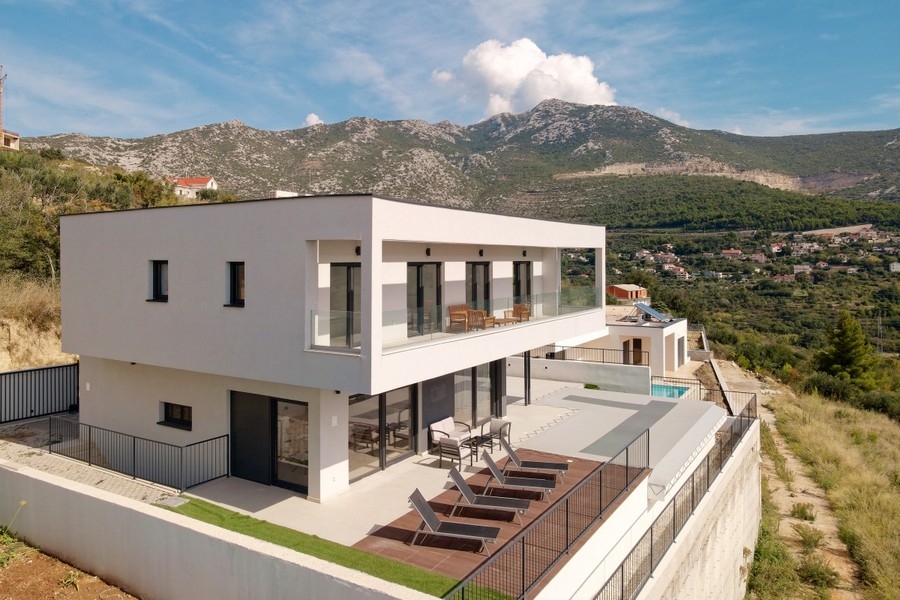 Modern villa nagy terasszal és panorámás kilátással Horvátországban